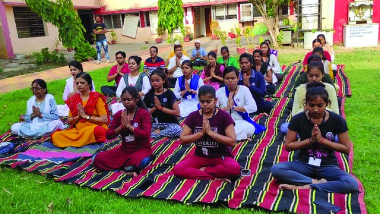 इंदिरा गांधी शासकीय महाविद्यालय भिलाई में योगा कार्यक्रम