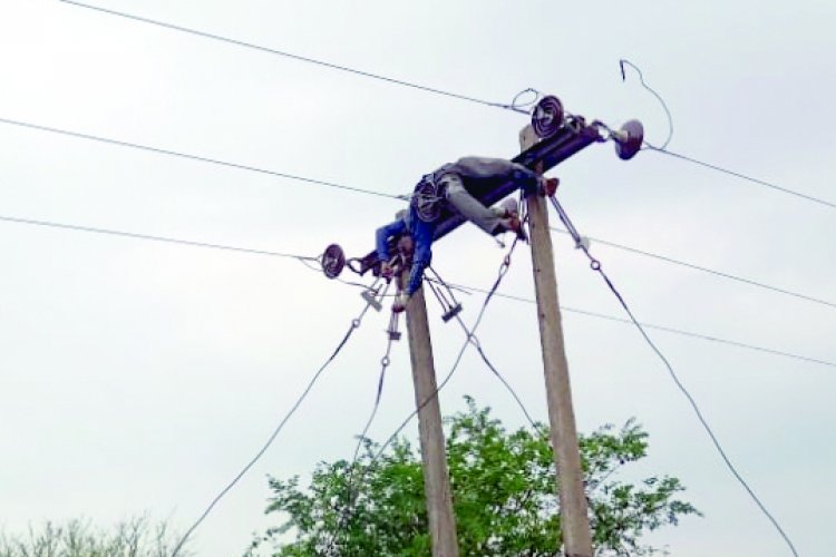 फ्यूज जोड़ने के दौरान करंट की चपेट में आने से बिजली कर्मी की मौत