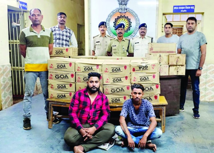 भिलाई के दो तस्करों को बालोद और दुर्ग पुलिस ने घेराबंदी कर 2 लाख रुपए के अवैध शराब के साथ दबोचा