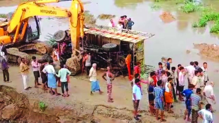 नदी में ट्रक गिरने से एक ही परिवार के 12 लोगों की मौत