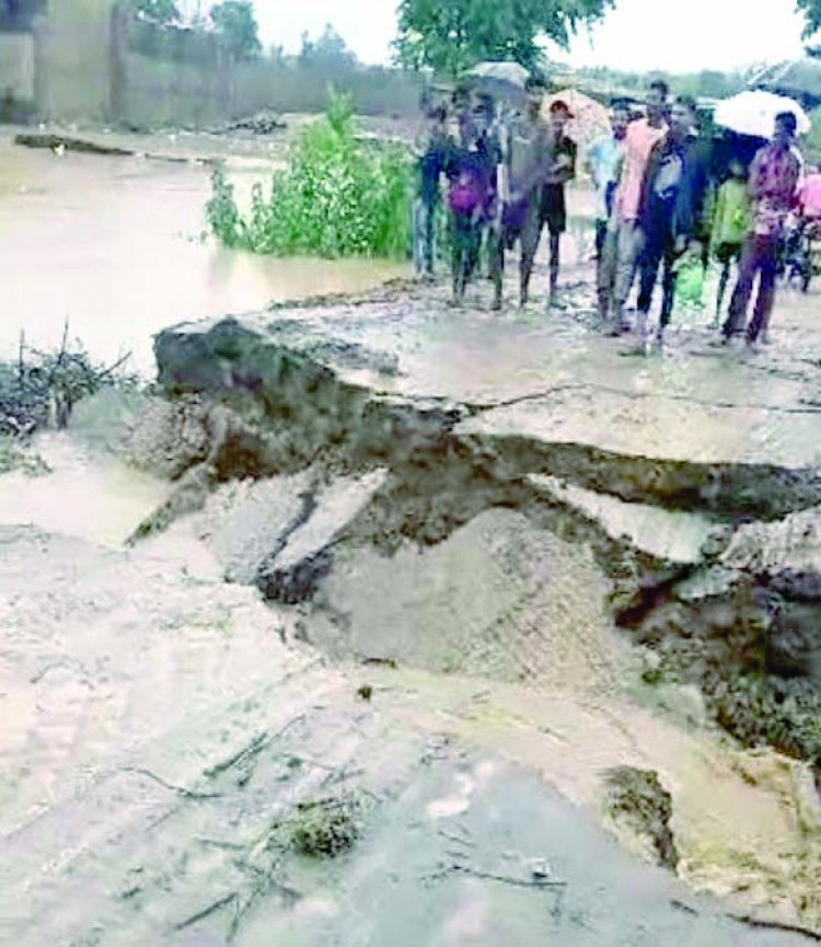 बह गई सड़क, 18 गांवों का टूटा संपर्क