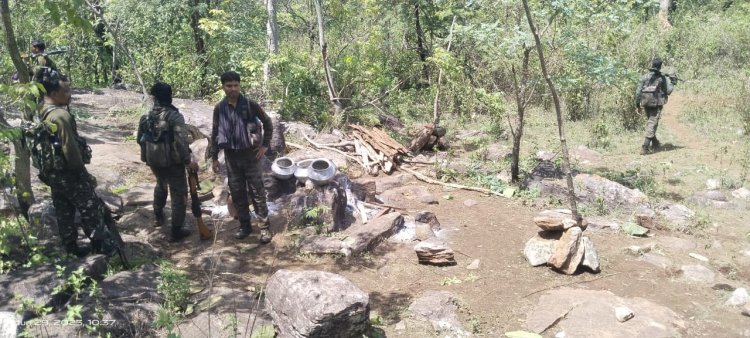 पुलिस ने किया नक्सल कैम्प ध्वस्त, दैनिक उपयोगी एवं आईईडी के स्प्लिंटर बरामद, 2 माओवादी गिरफ्तार