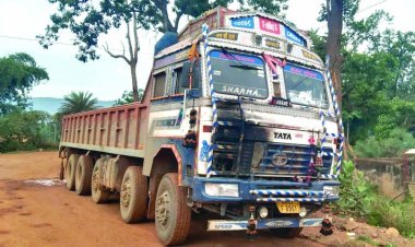 चार वाहनों को नक्सलियों ने किया आग के हवाले