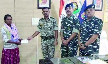 8 लाख इनामी महिला नक्सली ने किया आत्मसमर्पण