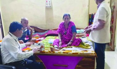 मुख्यमंत्री भूपेश बघेल के निर्देश पर डॉक्टरों की टीम पहुंची तीजन बाई के घर