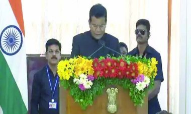 मंत्री बने मोहन मरकाम को राज्यपाल ने दिलाई शपथ