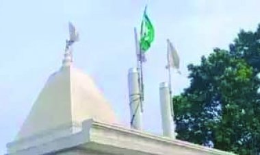 सतनामी समाज के मंदिर में दूसरे समुदाय का झंडा, लोगों में आक्रोश