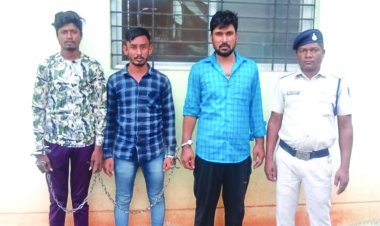 दुर्ग में दंगा फैलाने की थी साजिस, गुरु घासीदास बाबा के मंदिर में विशेष समुदाय का झंडा लगाने वाले  3 नाबालिग सहित 6 बदमाशों को  पुलिस ने पकड़ा
