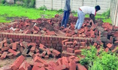 सरकारी जमीन पर बना रहा था मकान, निगम ने तोड़ा