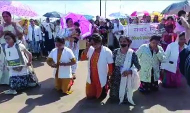 घुटनों के बल चलकर संविदा कर्मचारियों ने निकाली रैली