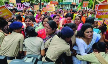 भारतीय जनता पार्टी महिला मोर्चा ने गृह मंत्री के निवास का घेराव कर किया जंगी प्रदर्शन