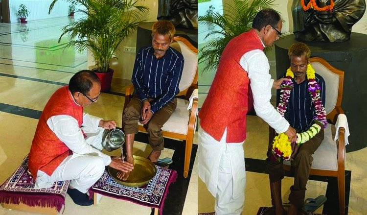 पेशाब कांड: सीएम शिवराज ने पीड़त के धोए पैर