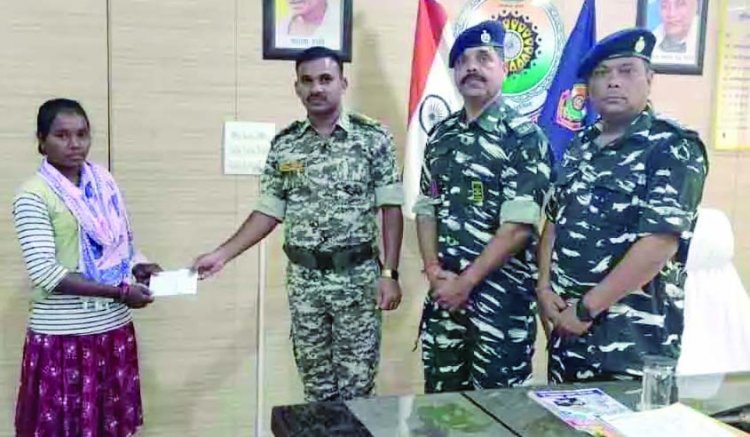 8 लाख इनामी महिला नक्सली ने किया आत्मसमर्पण