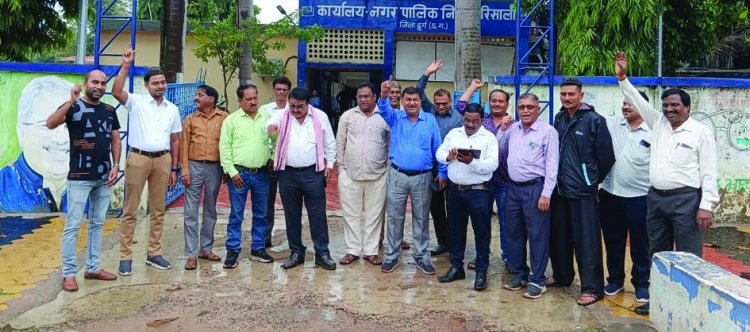कर्मचारियों के प्रदर्शन से कार्यालय में पसरा सन्नाटा, आयुक्त ने प्लेसमेंट से लिया काम