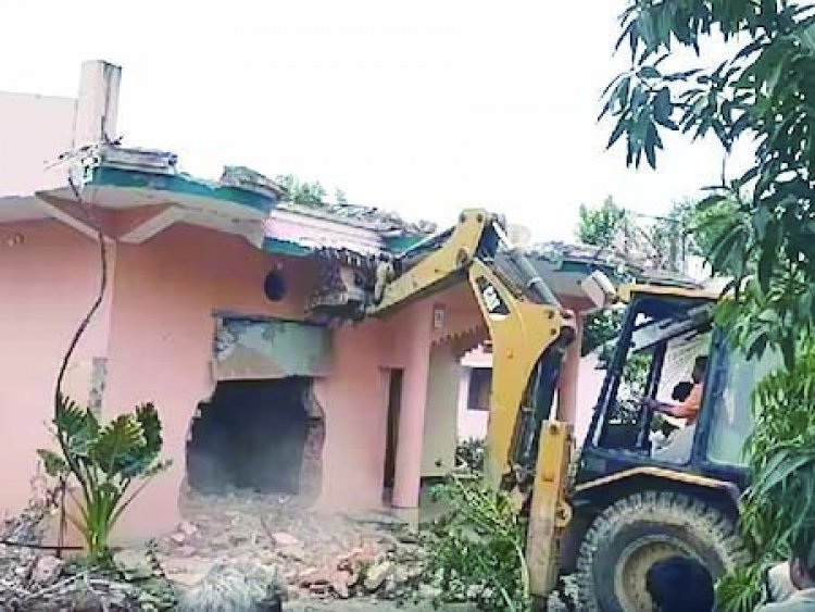 पेशाब कांड: आरोपी का घर तोड़ने पर ब्राह्मण संगठन नाराज