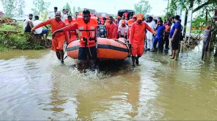 यमुना का रौद्र रूप: बाढ़ की चपेट में 10 जिले, आठ की मौत