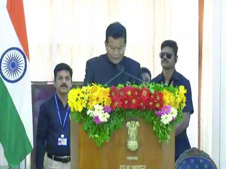 मंत्री बने मोहन मरकाम को राज्यपाल ने दिलाई शपथ