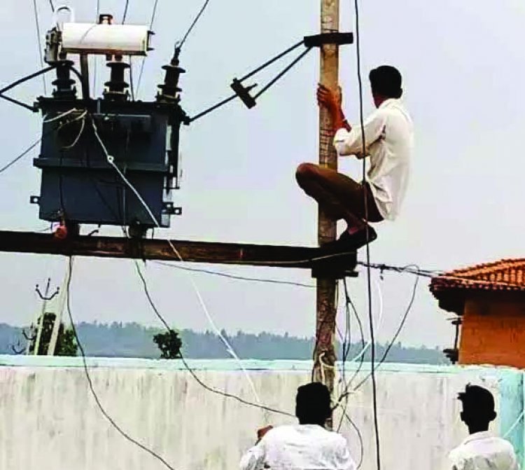 लापरवाही: प्राचार्य ने बच्चों को बिजली खंभे पर चढ़ाया