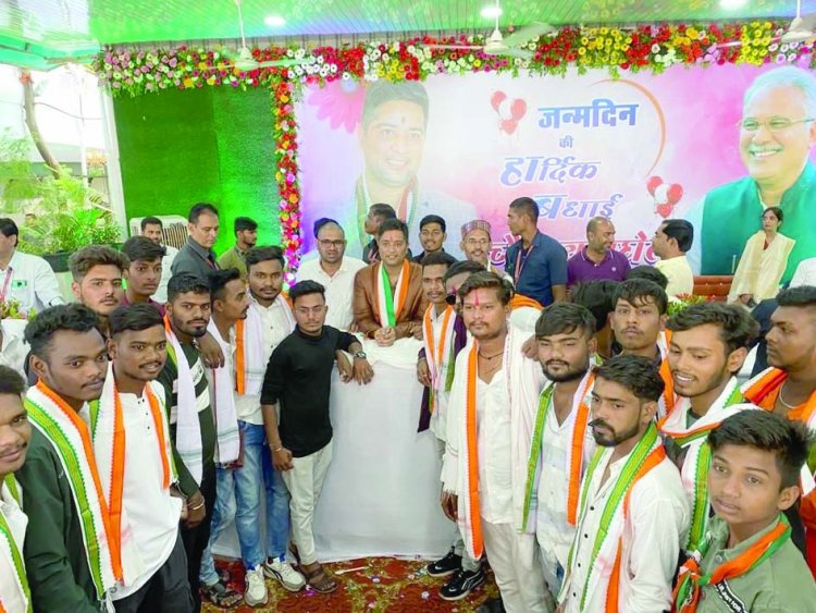 सैकड़ों युवाओं ने थामा कांग्रेस का हाथ, चैतन्य बघेल ने गमछा पहनाकर दी बधाई