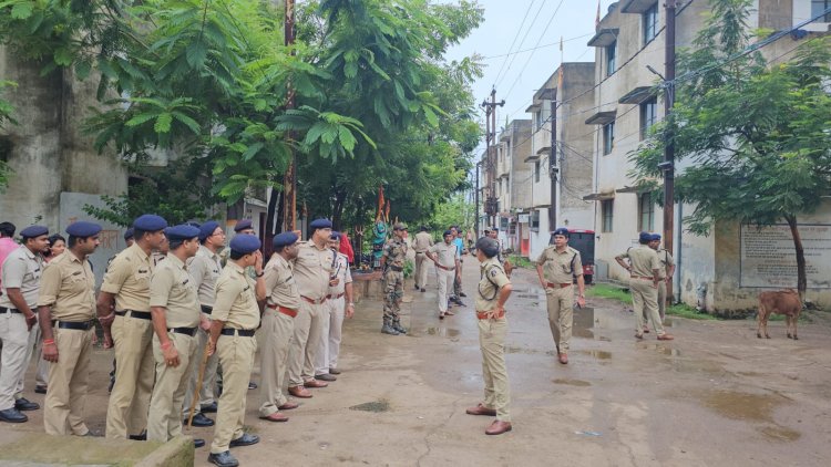 सुबह- सुबह वांबे आवास में पुलिस का छापा, 8 राजपत्रित अधिकारी, 18 थाना प्रभारियों के साथ 250 से अधिक जवानों ने दी दबिश