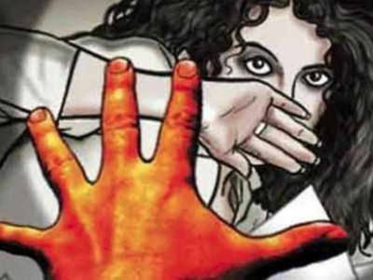 स्कूल के टॉयलेट में टीचर ने किया छात्रा से रेप और वहीं कर दिया बंद