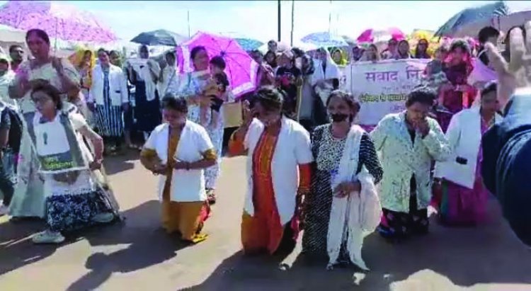 घुटनों के बल चलकर संविदा कर्मचारियों ने निकाली रैली