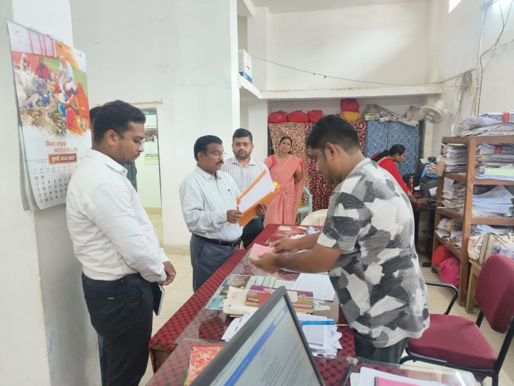 संभागायुक्त श्री कावरे ने सुबह 10 बजे दी डोंगरगढ़ के कार्यालयों में दबिश, अनुपस्थित कर्मचारियों को थमाया नोटिस