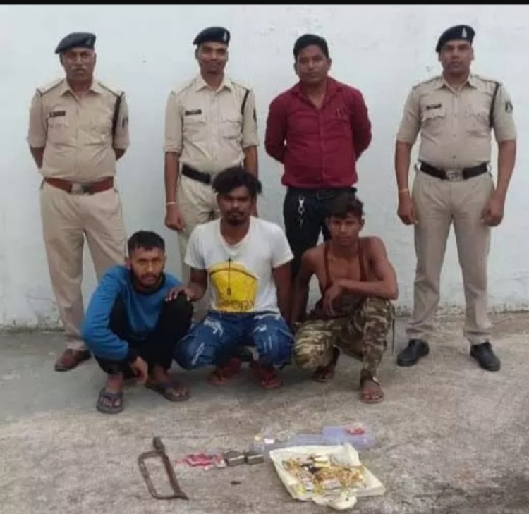 ज्वेलरी शॉप में चोरी करने वाले तीन शातिर गिरफ्तार