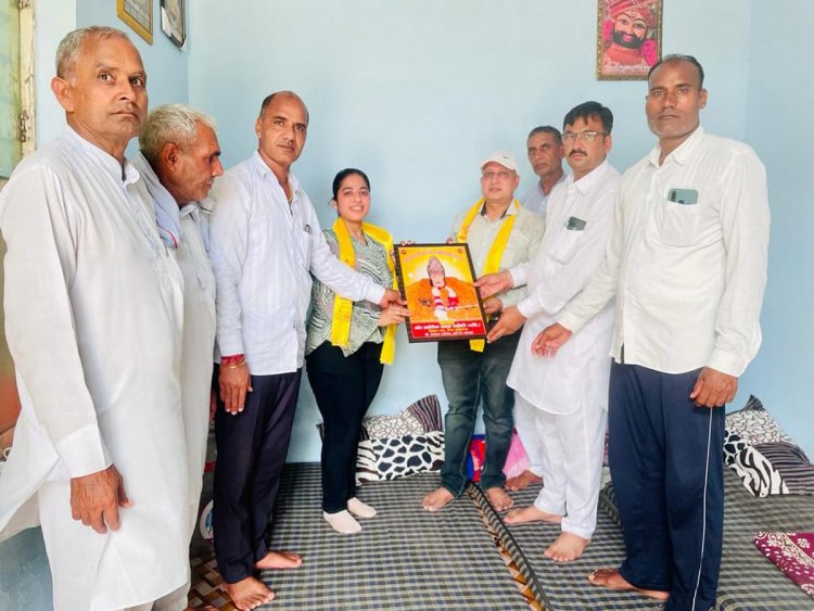 समाजसेवी महेश गोयल व बेटी उर्वशी को बाबा श्याम का चित्र देकर किया गया सम्मानित
