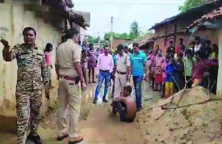खेलते हुए बच्चे पर फावड़े से वार कर हत्या