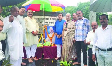 भिलाई बिरादरी ने जयंती पर पं. रवि शंकर शुक्ल और पं. विद्याचरण शुक्ल को श्रद्धासुमन किया अर्पित