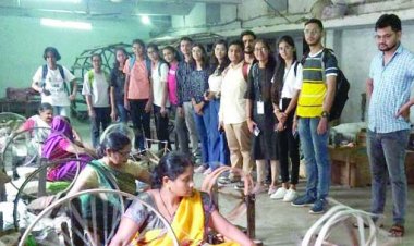 राष्ट्रीय हथकरघा दिवस: श्री शंकराचार्य महाविद्यालय के विद्यार्थियों ने किए द्वारा बुनकर संघ दुर्ग का शैक्षिक भ्रमण