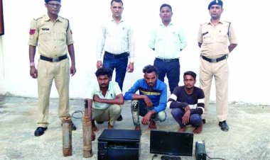 पंचायत भवन चारभांठा का ताला तोड़कर चोरी करने वाले 3 आरोपी पुलिस गिरफ्तार में