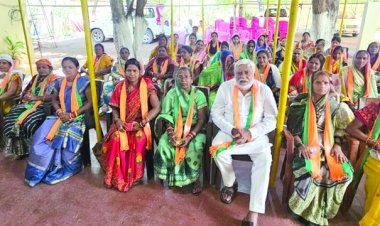 खुर्सीपार की सैकड़ों महिलाओं ने किया भाजपा प्रवेश, पूर्व मंत्री प्रेमप्रकाश ने दिलाई सदस्यता