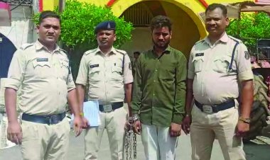 नवभारत प्रेस के पीछे अवैध शराब बेचते युवक पकड़ा गया