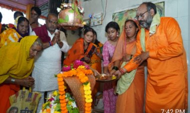 हर हर महादेव के नारों से गूंजा आसमान, जितेंद्र वर्मा के नेतृत्व में टोला घाट में उमड़ा शिव भक्तों का जन सैलाब