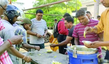 भगवान शिव की विशेष पूजा अर्चना कर बांटे गए प्रसाद