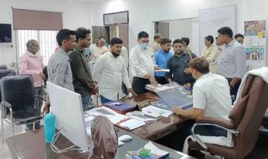 प्रभारी प्राचार्य ने सरकारी पुस्तकों को बेच दिया कबाड़ में, आत्मानंद स्कूल में भर्ती के नाम पर ऐंठे रुपए