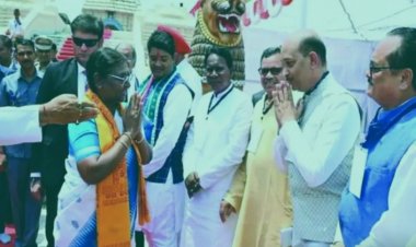 बेटी ईतिश्री के संग छत्तीसगढ़ पहुंची राष्ट्रपति द्रौपदी मुर्मू