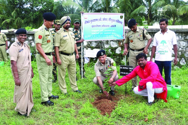 महानिरीक्षक की अगुवाई में बीएसएफ कर्मियों ने रोपे 1075 फलदार व छायादार पौधे