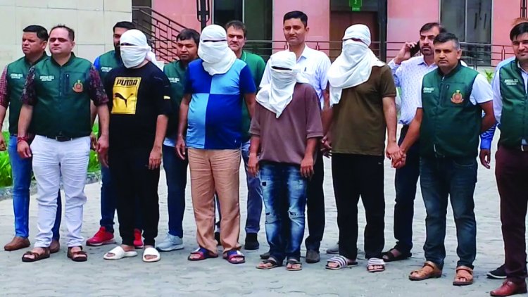 फर्जी कॉल सेंटर का खुलासा: चाइल्ड पोर्नोग्राफी में फंसाने की धमकी देकर अमेरिकी नागरिकों से 163 करोड़ की ठगी,  18 आरोपी गिरफ्तार