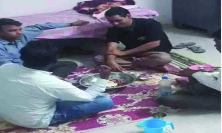 प्री मैट्रिक आदिवासी हॉस्टल बना शराबियों का अड्डा, हॉस्टल अधीक्षक और रोजगार सहायक को रंगे हाथों पकड़ा, दोनों की गई नौकरी