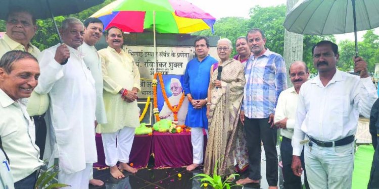 भिलाई बिरादरी ने जयंती पर पं. रवि शंकर शुक्ल और पं. विद्याचरण शुक्ल को श्रद्धासुमन किया अर्पित
