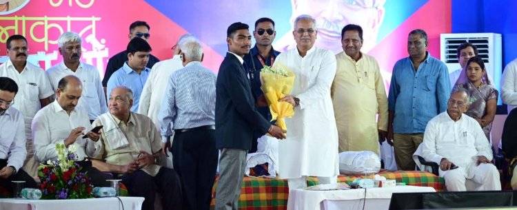 युवाओं से भेंट-मुलाकात: मुख्यमंत्री भूपेश बघेल ने कका अभी जिंदा है कहकर अपनी बात की आरम्भ,  "कका कका" के नारे से गूंज उठा जयंती स्टेडियम