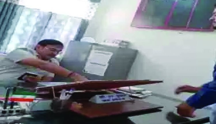 रिश्वत लेने वाले जिला खाद्य अधिकारी पर गिरी गाज, निलंबित