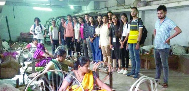 राष्ट्रीय हथकरघा दिवस: श्री शंकराचार्य महाविद्यालय के विद्यार्थियों ने किए द्वारा बुनकर संघ दुर्ग का शैक्षिक भ्रमण
