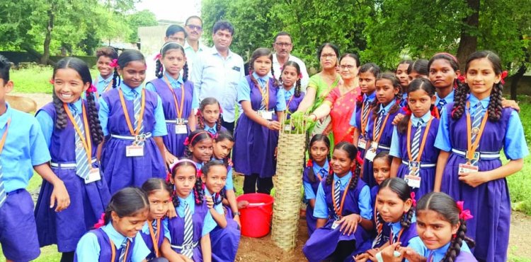 शासकीय विद्यालय में पौधरोपण कर संरक्षित रखने का लिया संकल्प