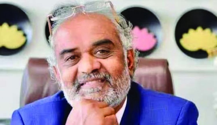 शून्य से शिखर तक: चौथी पास बिजनेस मैन ने 12 रुपए से खड़ी कर दी करोड़ों की संपत्ति, गिफ्ट में कर्मचारियों को बांटते हैं फ्लैट व मर्सिडीज