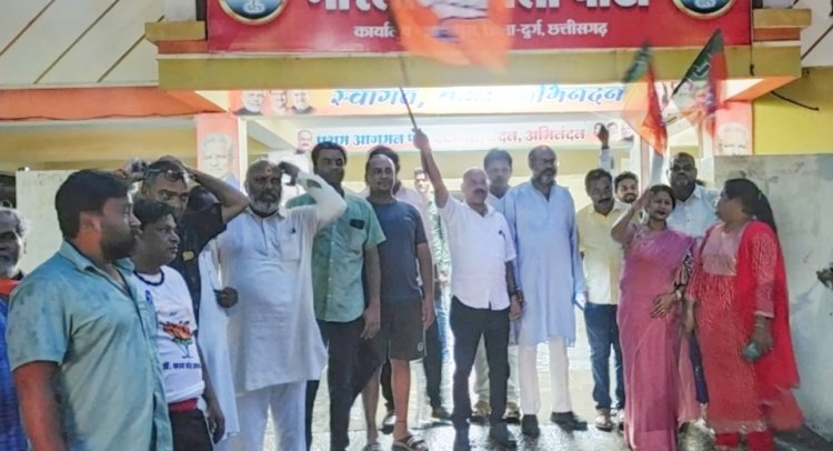 सांसद विजय बघेल को पाटन विधानसभा प्रत्याशी घोषित करने पर जिला भाजपा अध्यक्ष जितेन्द्र वर्मा के नेतृत्व में BJP कार्यकर्ताओं ने मनाया जश्न