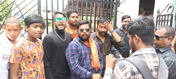 शिवा पब्लिक स्कूल भिलाई के प्रबंधन द्वारा माथे पर टीका न लगाने फरमान जारी के बाद बवाल, बजरंगदल कार्यकर्ताओं ने किया घेराव